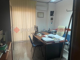 Ufficio in Affitto a Reggio Calabria, 700€, 205 m², arredato