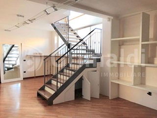 Negozio in Affitto a Bastia Umbra, 1'200&euro;, 135 m²