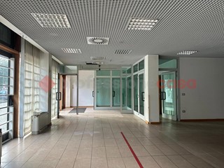 Ufficio in Affitto a Arezzo, 8'000€, 480 m², arredato