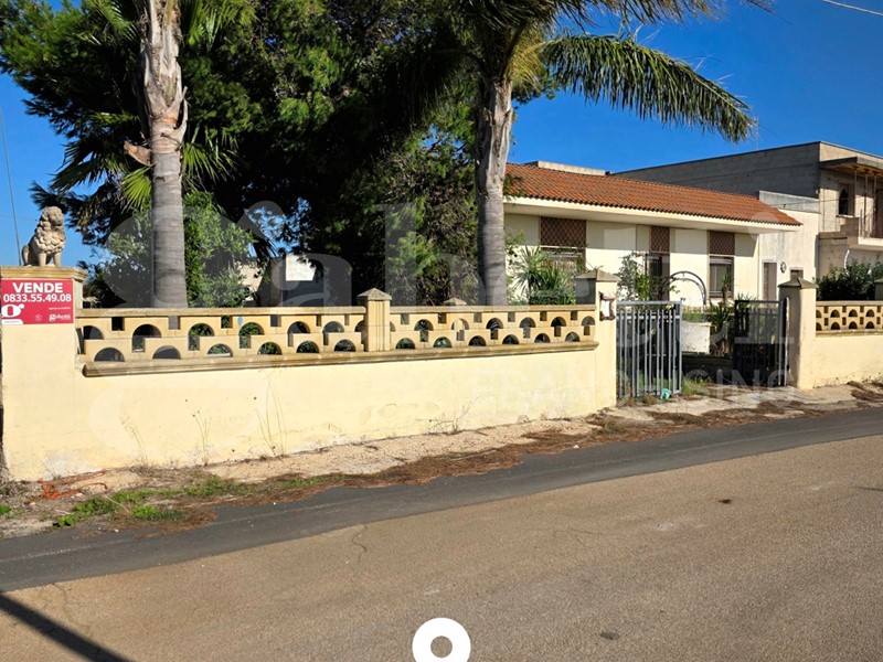 Casa Indipendente in Vendita a Alliste, 90'000€, 283 m²