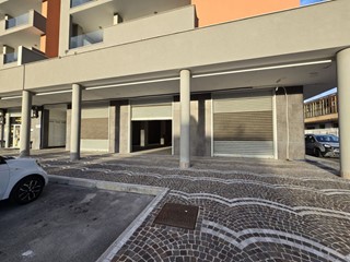 Negozio in Affitto a Volla, 3'800€, 270 m²