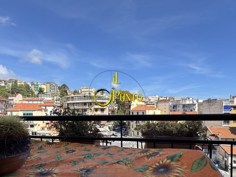Trilocale in Vendita a Sanremo, 180'000€, 68 m²