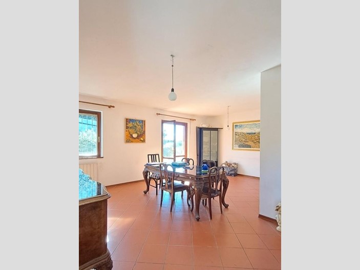 Villa in Vendita a Massarosa, 295'000&euro;, 230 m²