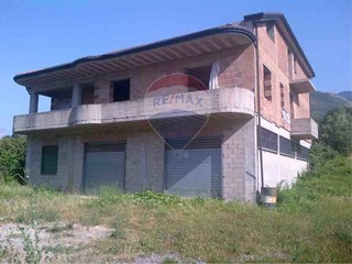 Villa in Vendita a Cervinara, 290'000&euro;, 570 m², con Box