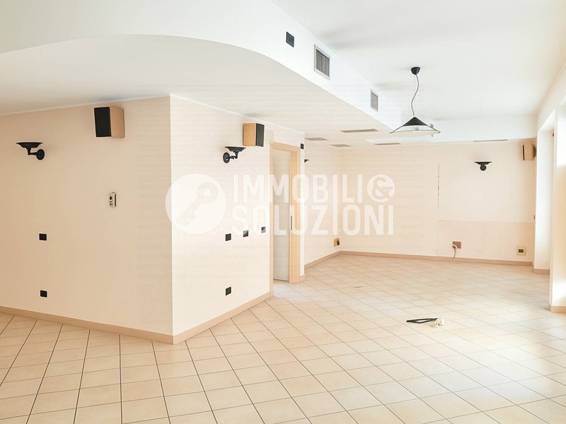 Negozio in Vendita a Urgnano, 49'000€, 70 m²