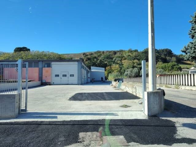 Capannone in Affitto a Silvi, 1'750€, 500 m²