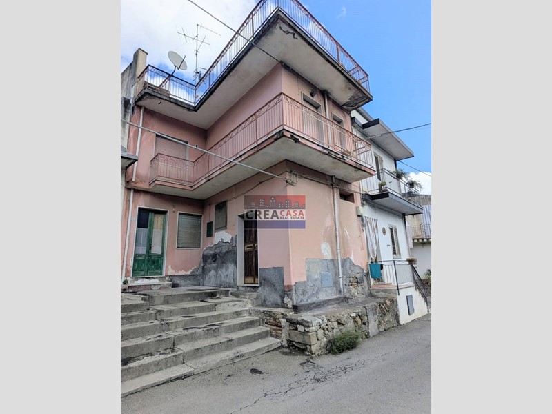 Casa Indipendente in Vendita a Calatabiano, 65'000&euro;, 220 m²