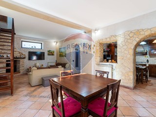 Villa in Vendita a Poli, 175'000€, 140 m²