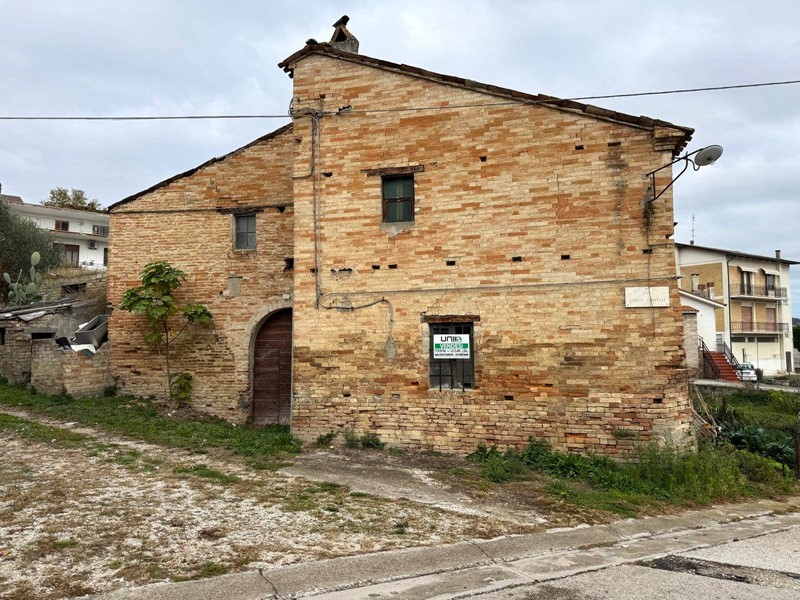 Rustico in Vendita a Monterubbiano, 40'000€, 150 m²