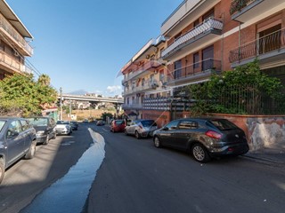 Appartamento in Vendita a Catania, 105'000&euro;, 148 m²