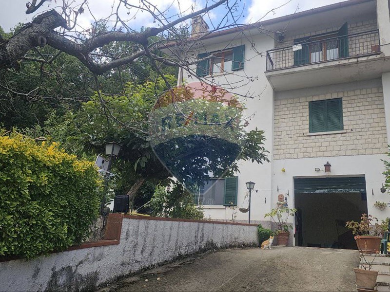 Casa Semi Indipendente in Vendita a Morcone, 165'000€, 240 m²