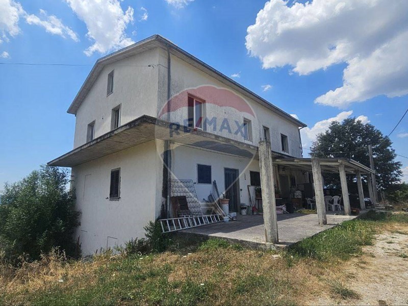 Villa in Vendita a Cercemaggiore, 180'000€, 400 m², con Box