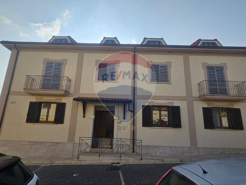 Casa Indipendente in Vendita a Roccabascerana, 165'000&euro;, 580 m²