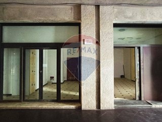 Immobile commerciale in Affitto a Enna, 450€, 68 m²