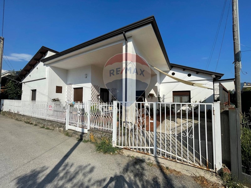 Casa Indipendente in Vendita a San Salvatore Telesino, 225'000€, 231 m²