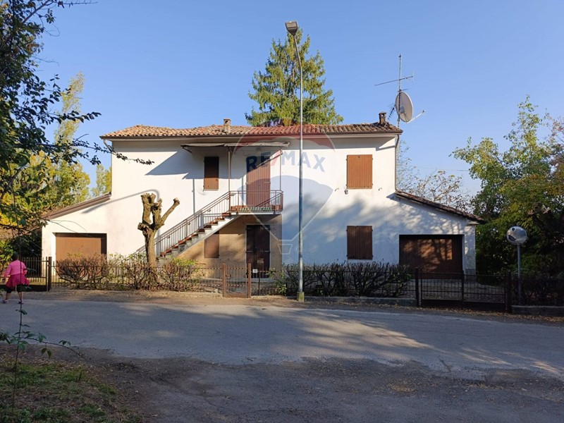 Casa Indipendente in Vendita a Neviano degli Arduini, 35'000€, 200 m²
