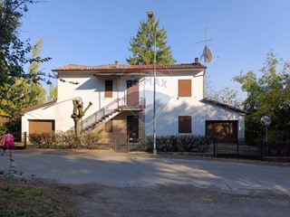 Casa Indipendente in Vendita a Neviano degli Arduini, 35'000€, 200 m²