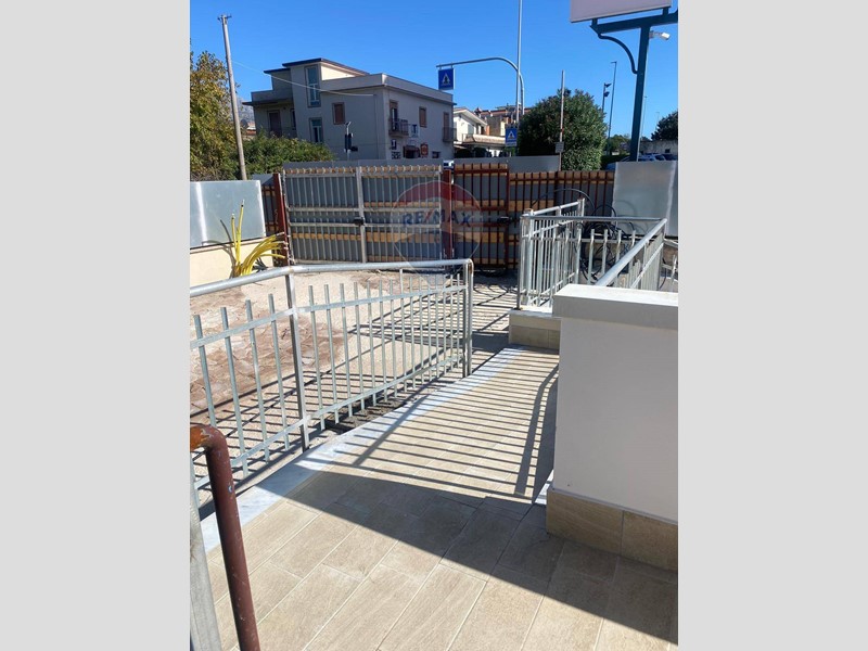 Ufficio in Affitto a Formia, 3'600€, 500 m²