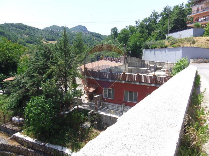 Immobile commerciale in Affitto a Cautano, 750&euro;, 178 m²