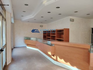 Immobile commerciale in Vendita a Martinsicuro, 210'000€, 450 m²