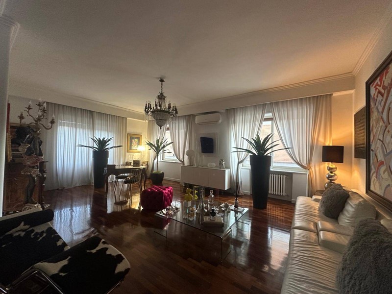 Casa Indipendente in Vendita a Caserta, 800'000€, 440 m²