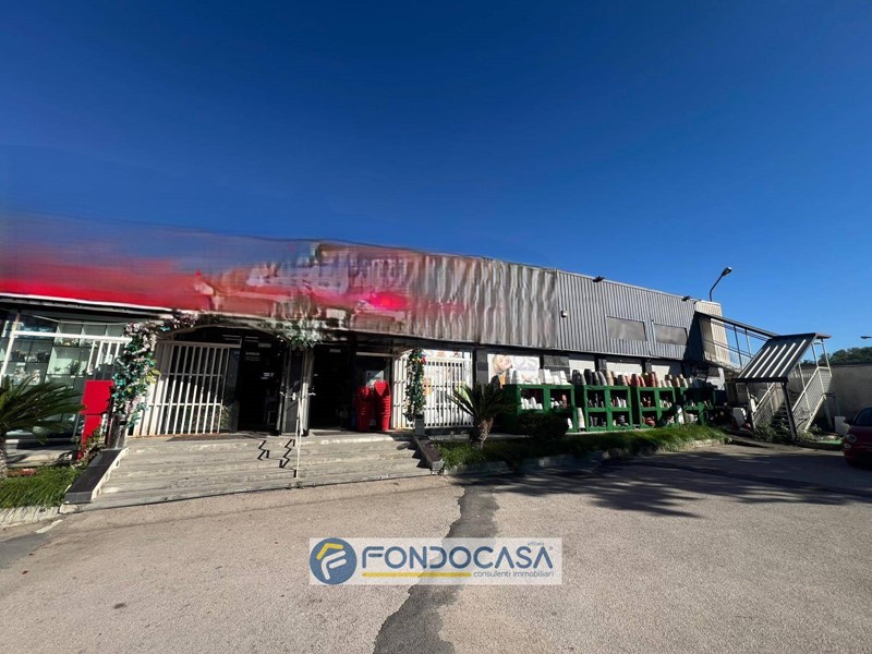 Capannone in Vendita a Sant'Antimo, 2200 m²