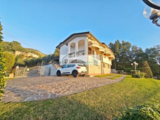 Villa in Vendita a Massarosa, 475'000&euro;, 203 m²