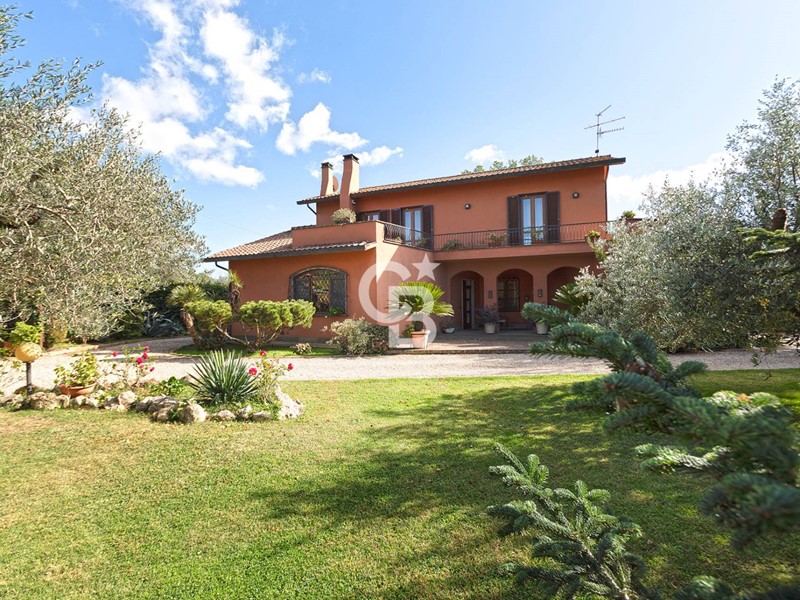 Villa in Vendita a Vetralla, 480'000€, 205 m²