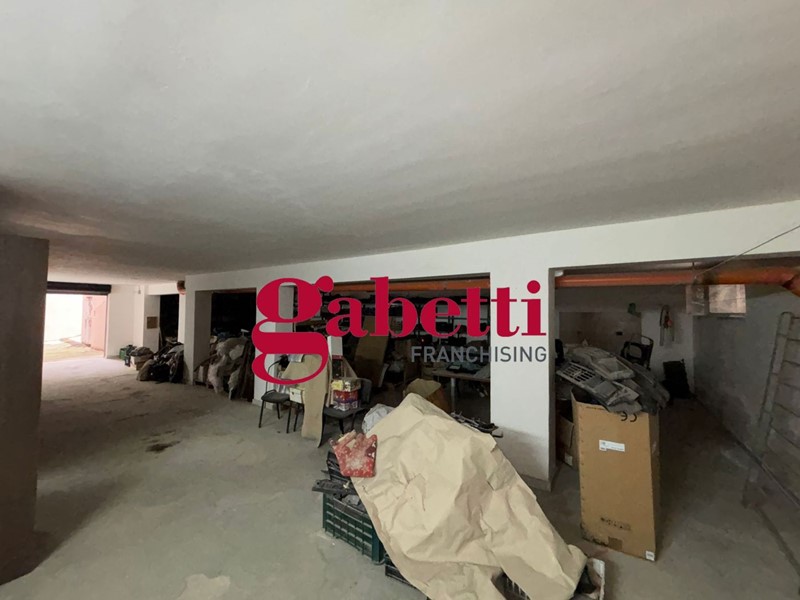 Box in Vendita a Maddaloni, 70'000€, 170 m²
