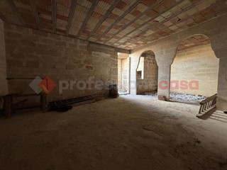 Appartamento in Vendita a Manduria, 90'000€, 185 m²
