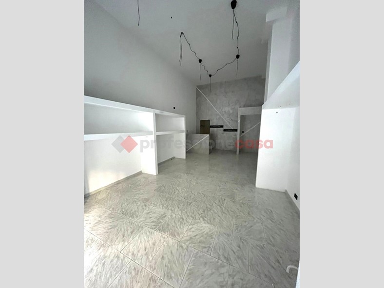 Negozio in Affitto a Modugno, 600€, 48 m²