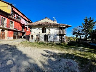 Casale in Vendita a Monticello d'Alba, 53'000€, 140 m²