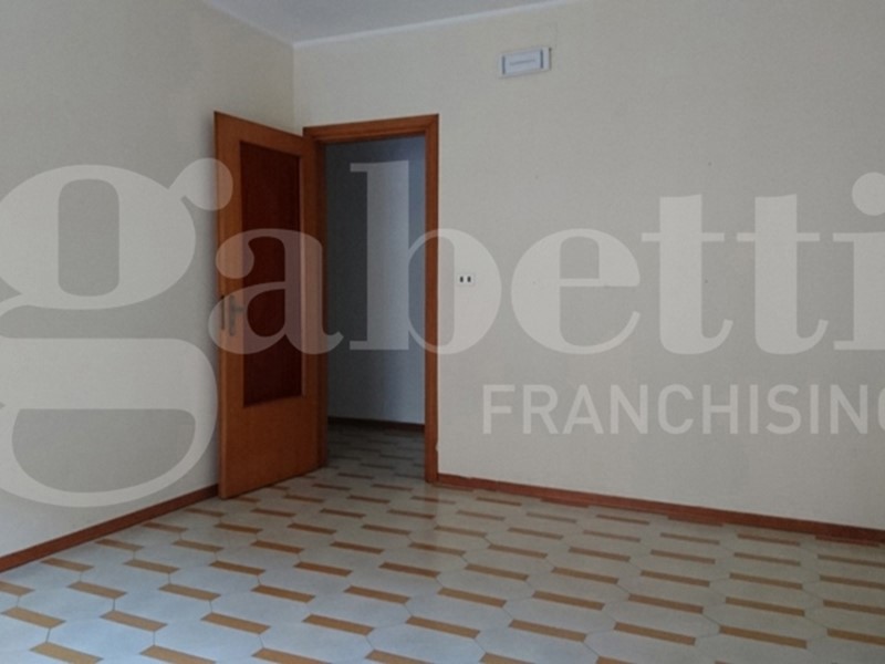 Ufficio in Affitto a Siracusa, 700€, 130 m²