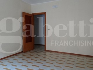 Ufficio in Affitto a Siracusa, 700€, 130 m²