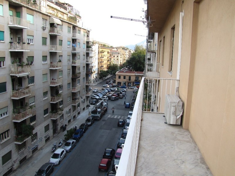 Appartamento in Affitto a Palermo, 1'000€, 185 m²