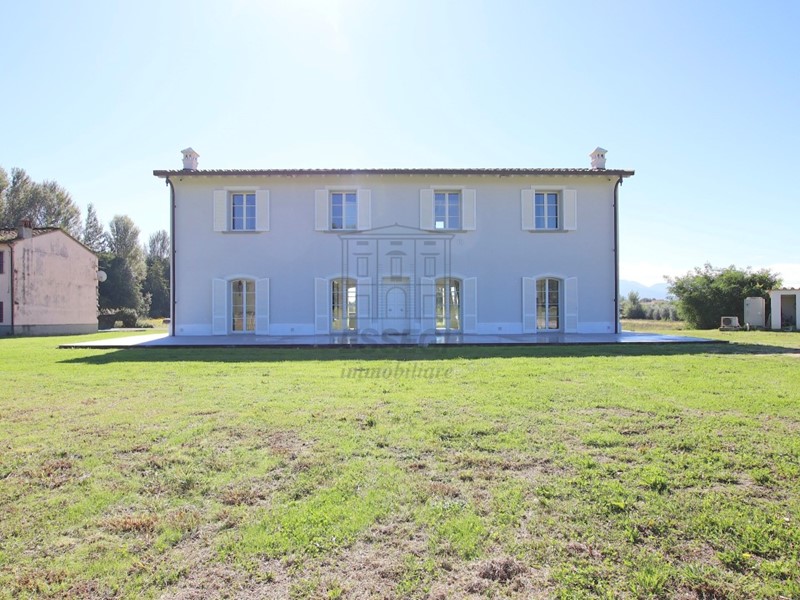 Casale in Vendita a Lucca, 1'800'000€, 500 m², arredato