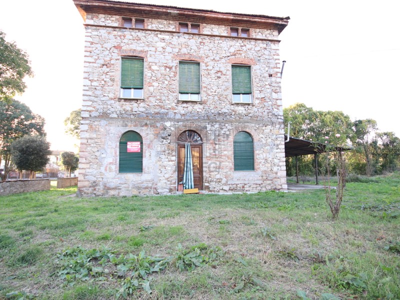 Casale in Vendita a Lucca, 220'000€, 270 m²