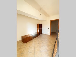 Trilocale in Vendita a Nettuno, zona Piscina Cardillo, 90'000€, 108 m², con Box