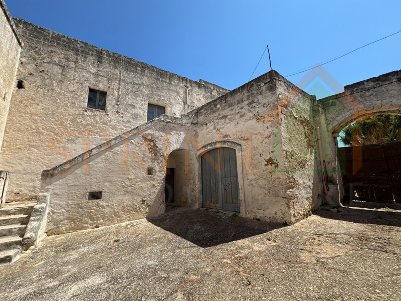 Casa Indipendente in Vendita a Fasano, 380'000€, 525 m², con Box
