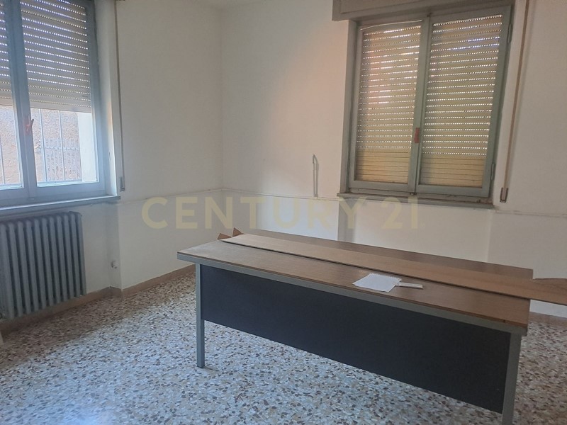 Immobile commerciale in Affitto a Verona, 1'000€, 182 m²