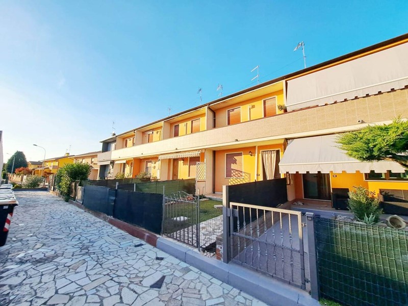 Villa in Vendita a Rovigo, zona FRAZIONI-PERIFERIA, 96'000&euro;, 108 m², con Box