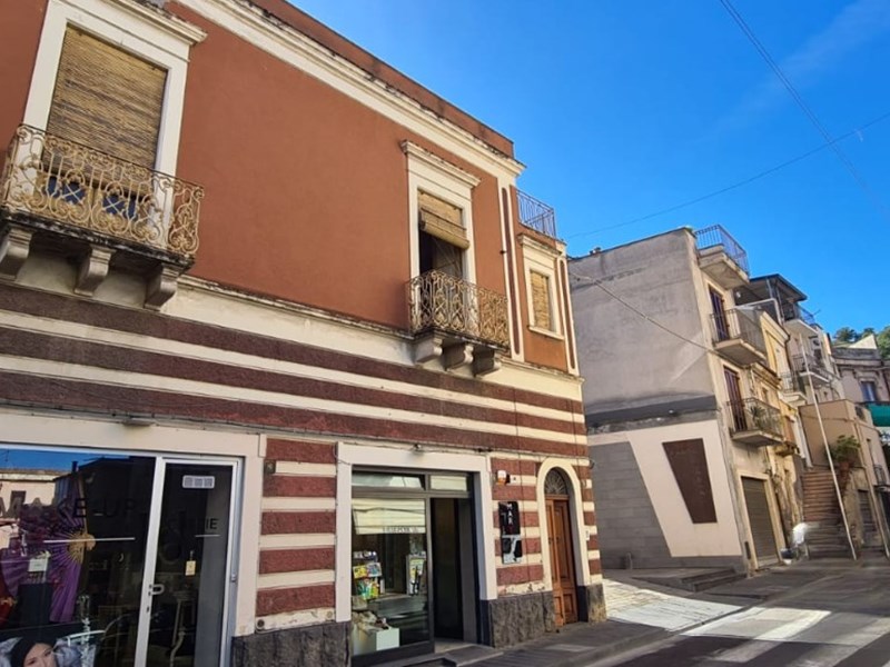 Casa Indipendente in Vendita a Bronte, 250'000€, 270 m², con Box