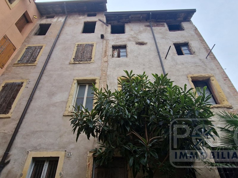 Appartamento in Vendita a Pescantina, 180'000€, 420 m²