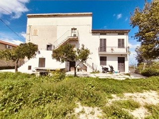 Villa in Vendita a Frisa, 80'000€, 264 m²