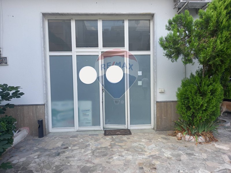 Immobile commerciale in Affitto a Santa Maria Capua Vetere, 600€, 70 m²