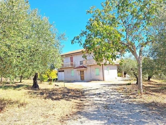 Casa Indipendente in Vendita a Penne, 180'000€, 220 m², con Box