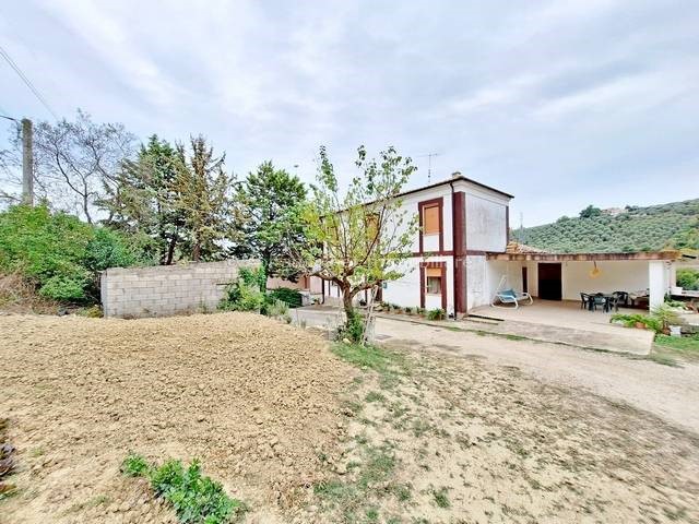 Attività commerciale in Vendita a Collecorvino, 80'000&euro;, 200 m²