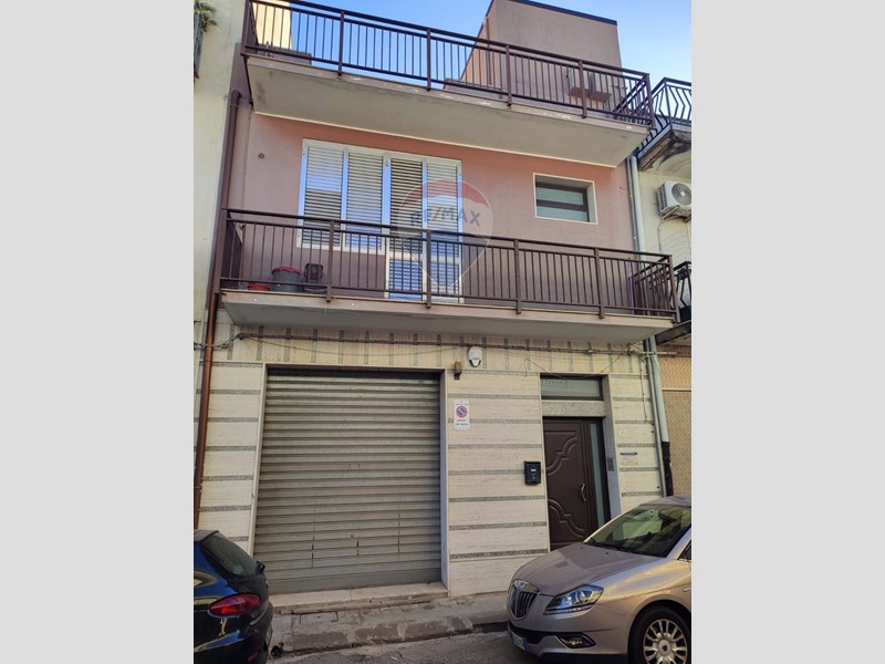 Casa Indipendente in Vendita a Floridia, 240'000€, 264 m²