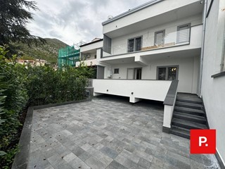 Villetta a schiera in Affitto a Caserta, 1'300€, 300 m²