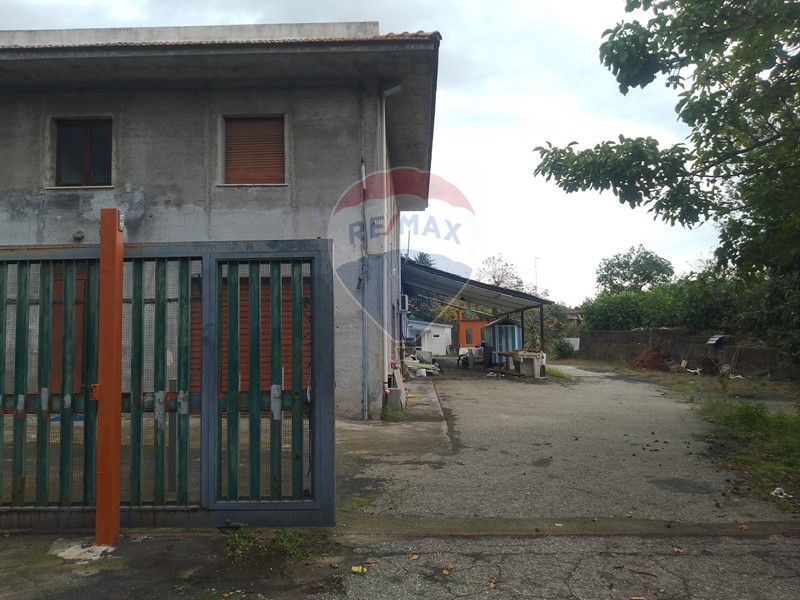 Capannone in Vendita a Giarre, 250'000€, 660 m²